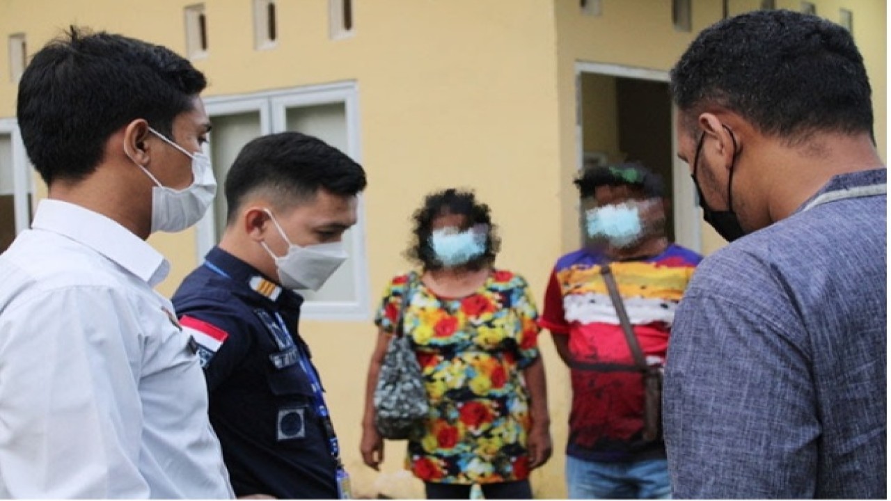 DC, WNA asal Filipina saat diamankan petugas imigrasi  kelas III TPI Labuan Bajo. Foto (istimewa)