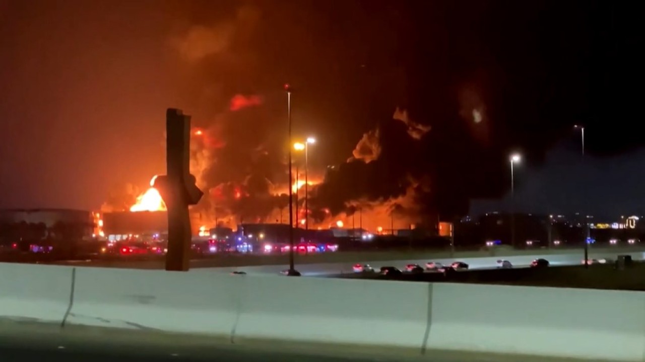 Stasiun distribusi produk minyak raksasa Aramco di Jeddah, Arab Saudi,  diserang. (Tangkapan layar/Reuters)