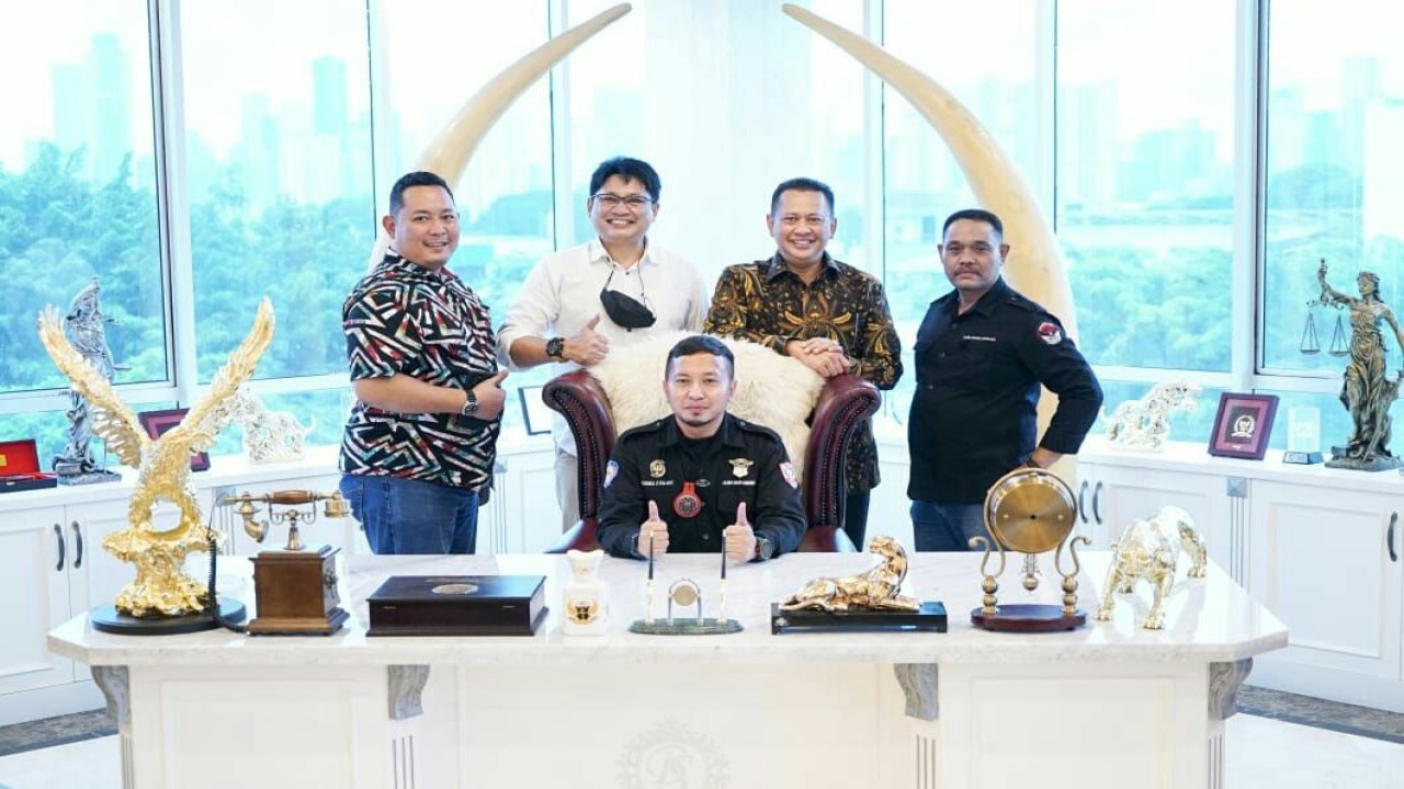 Bamsoet dan pengurus serta anggota Pajero Owners Community (POC).