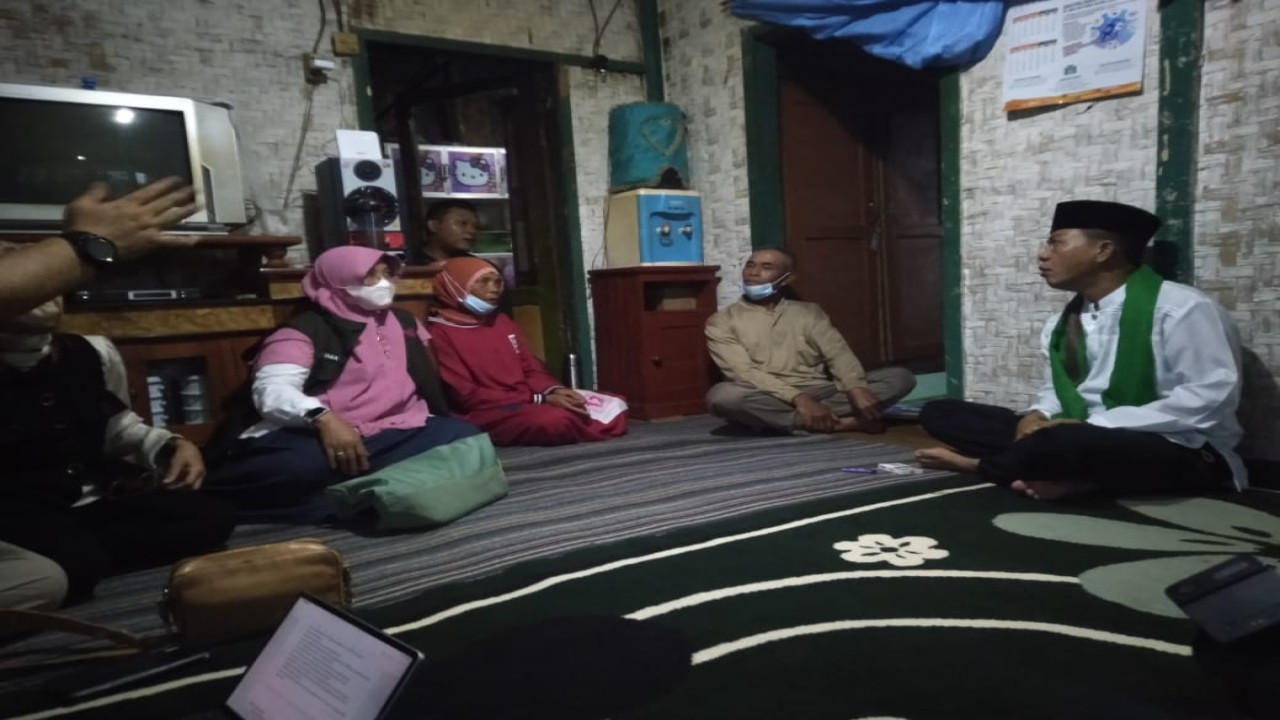 Bupati Bandung Dadang Supriatna di rumah warga. Foto: Humas Pemkab Bandung.