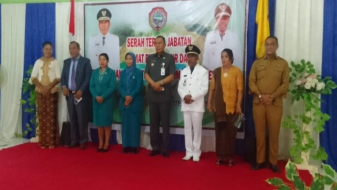Bupati Ende, Djafar Ahmad melantik dan mengambil sumpah jabatan Fidelis Bofa sebagai Camat Ende Timur  di Aula Kantor Camat Ende Timur pada Selasa (22/3/2022). Foto (istimewa)