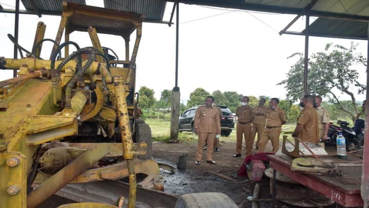 Bupati Manggarai, Heribertus G.L Nabit saat mengecek aset Pemda di Langkas, Kecamatan Ruteng. Foto (Prokopim Manggarai)