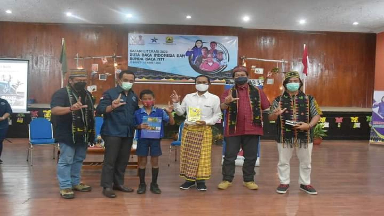 Bupati Manggarai, Herybertus GL Nabit berpose bersama Duta Baca Nasional di Aula MCC Ruteng. Foto (istimewa)
