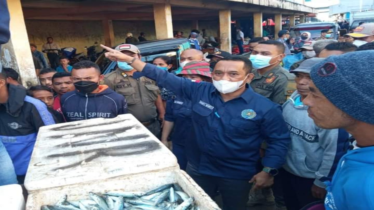 Bupati Manggarai Herybertus GL Nabit memimpin langsung penertiban Pasar Inpres Ruteng, Kamis (31/3/2022) sekitar pukul 06.30 Wita.  Foto (istimewa)