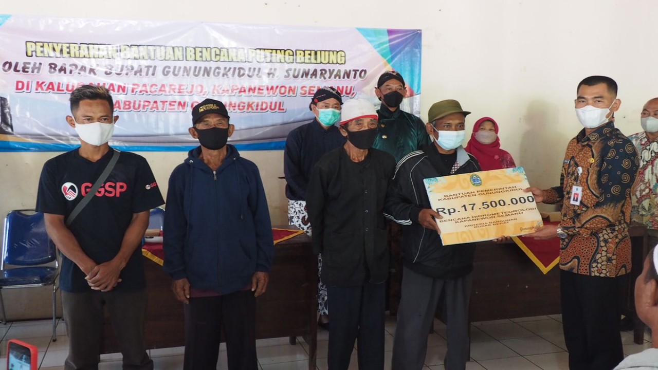 Bupati serahkan bantuan ke warga korban puting beliung. (istimewa)