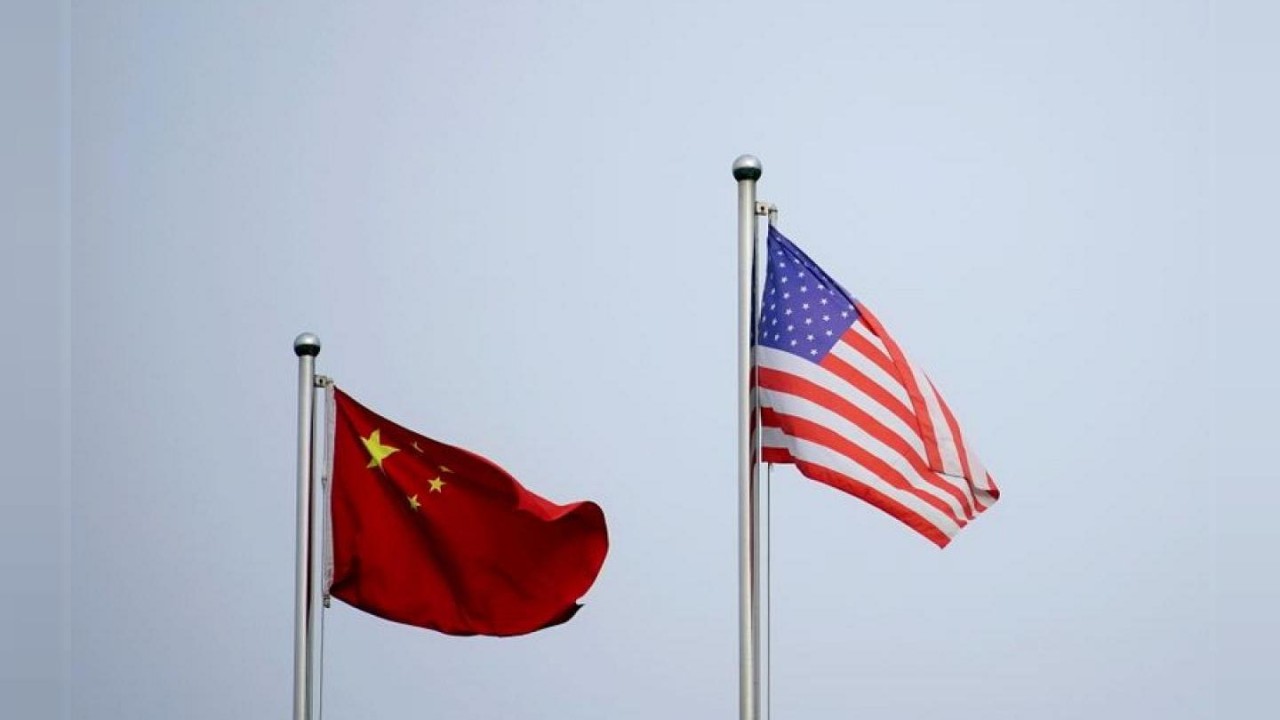 Ilustrasi bendera China dan Amerika Serikat. (Thomson/Reuters 2021)