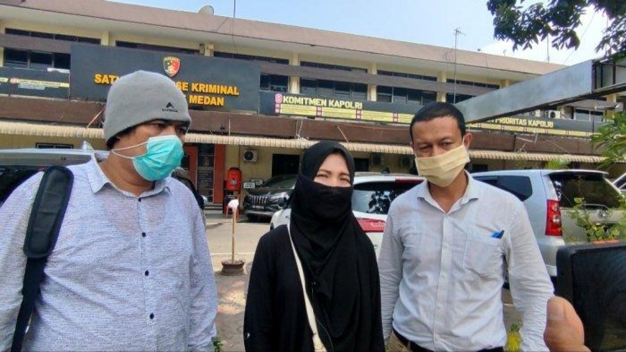 Debby (tengah) istri polisi yang dilaporkan perempuan diduga selingkuhan suaminya/ist