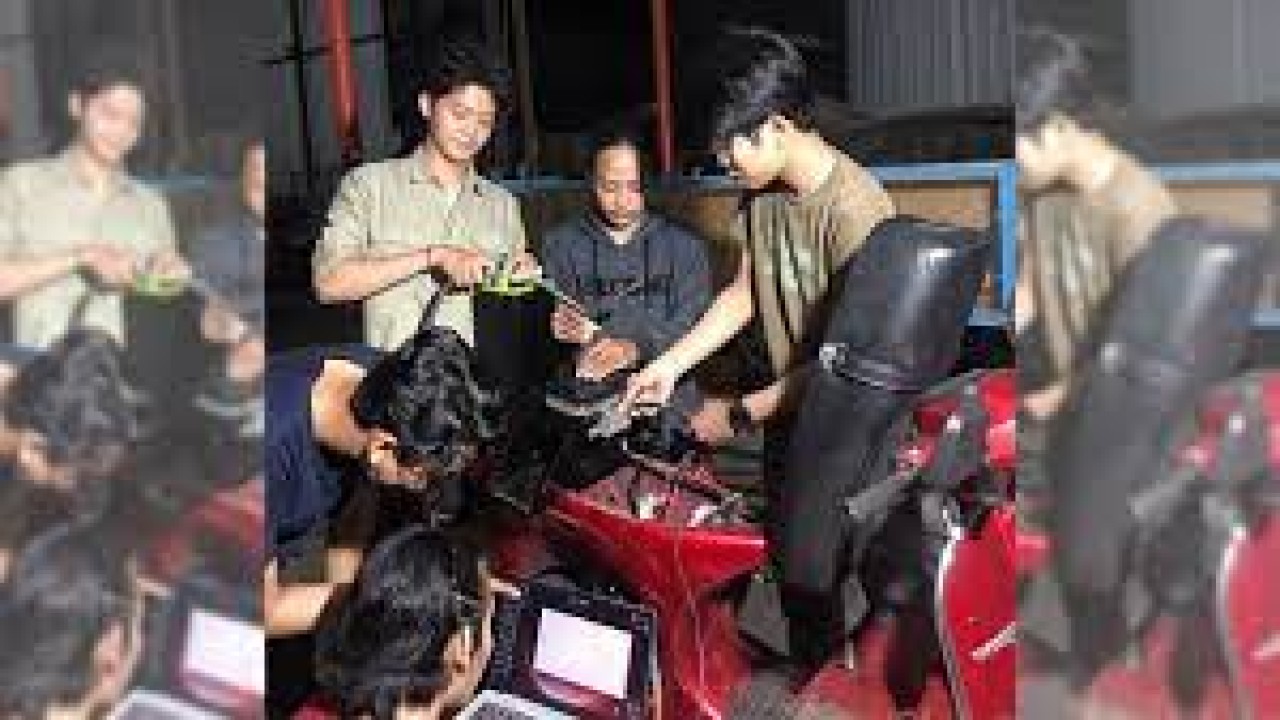 Enam mahasiswa Unair Surabaya dengan berkolaborasi dengan para dosen berhasil mengubah vespa klasik jadi vespa listrik/ist