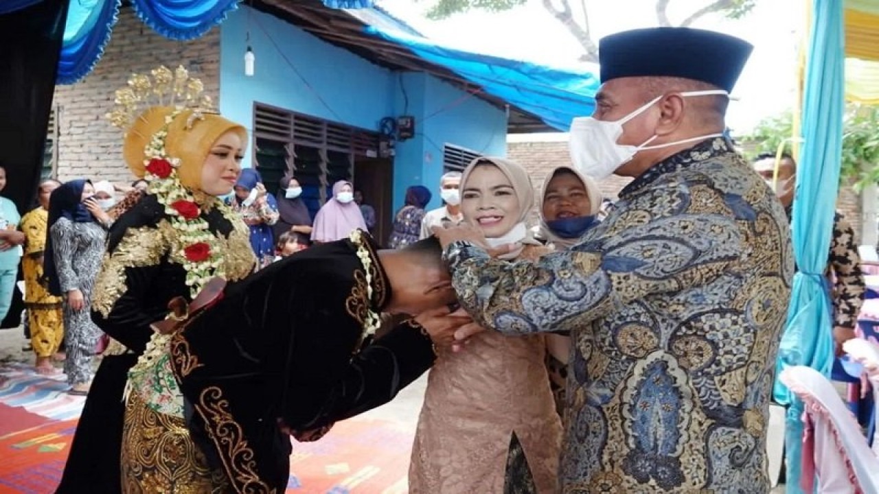 Gubsu Edy Rahmayadi menyempat hadir langsung ke pesta pernikahan anak tukang kerang di Deli Serdang/ist