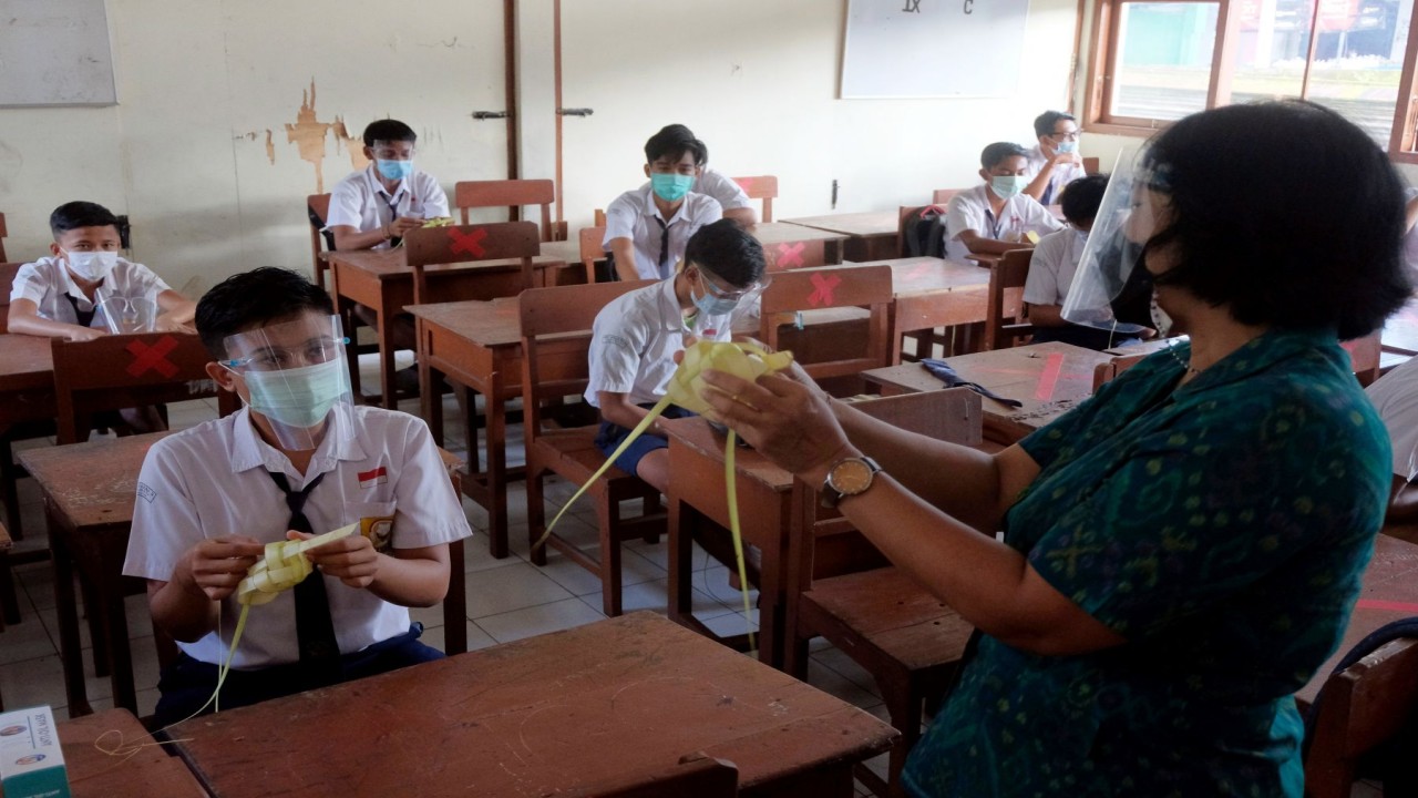 Guru sedang mengajar para siswa di kelas/ist