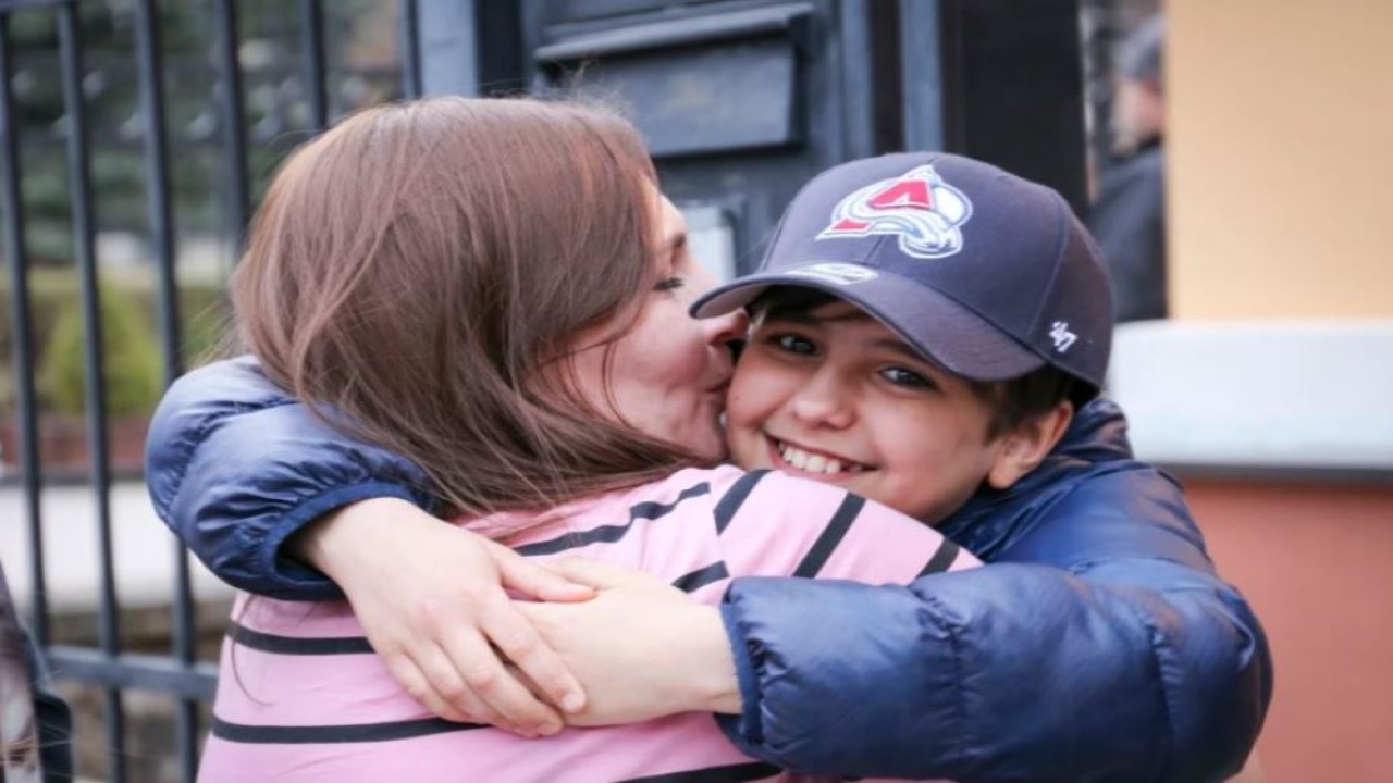 Hassan kembali bertemua sang bunda, Yulia Pisecká. (The Sun)