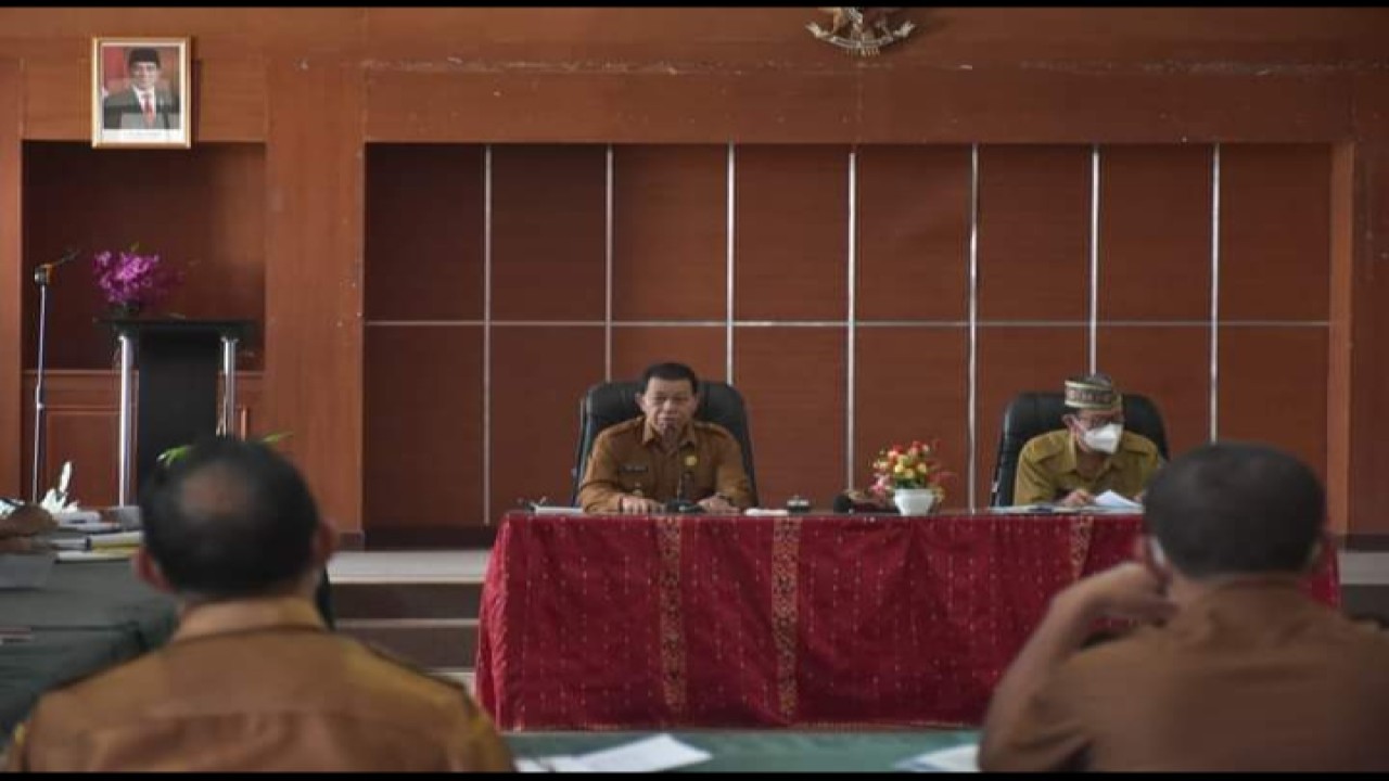 Wakil Bupati Manggarai, Heribertus Ngabut memberikan arahan kepada para pimpinan OPD lingkup Pemda Manggarai. Foto (Prokopim Manggarai)