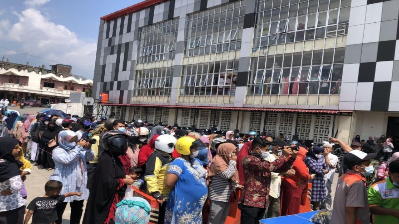 Ilustrasi antrean beli minyak goreng murah/ist