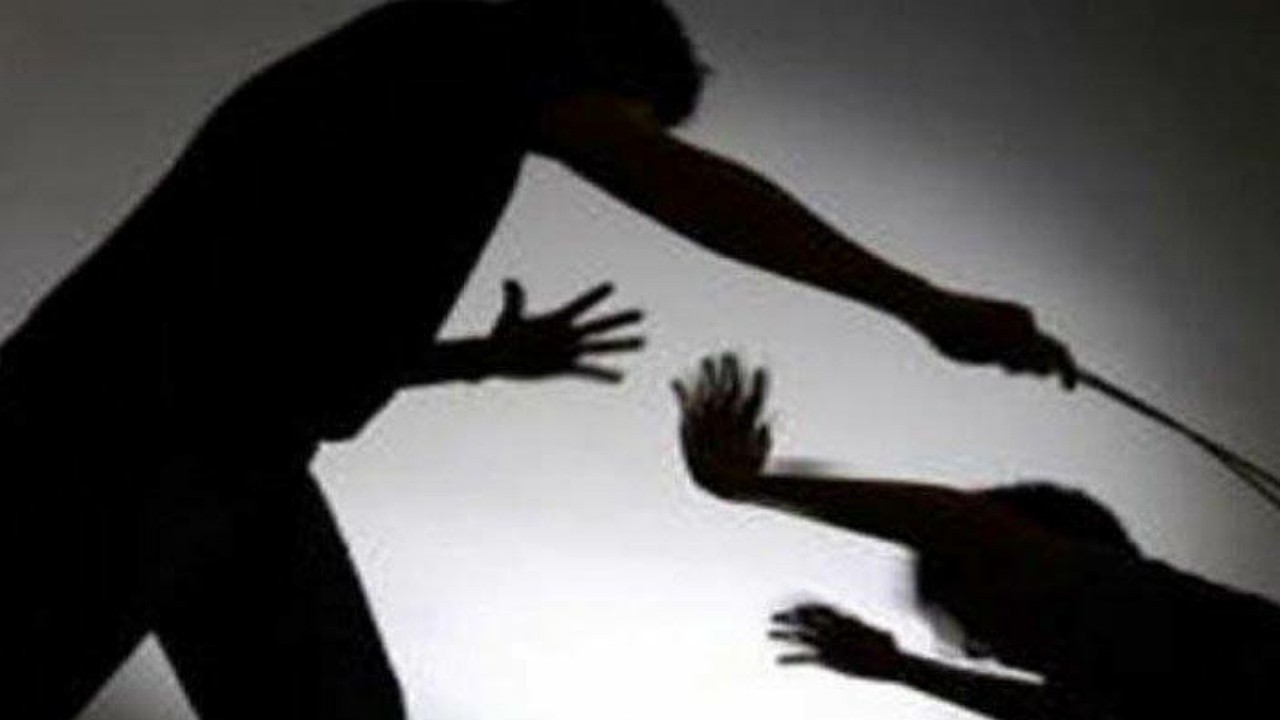 Ilustrasi penganiayaan menggunakan senjata tajam celurit/ist