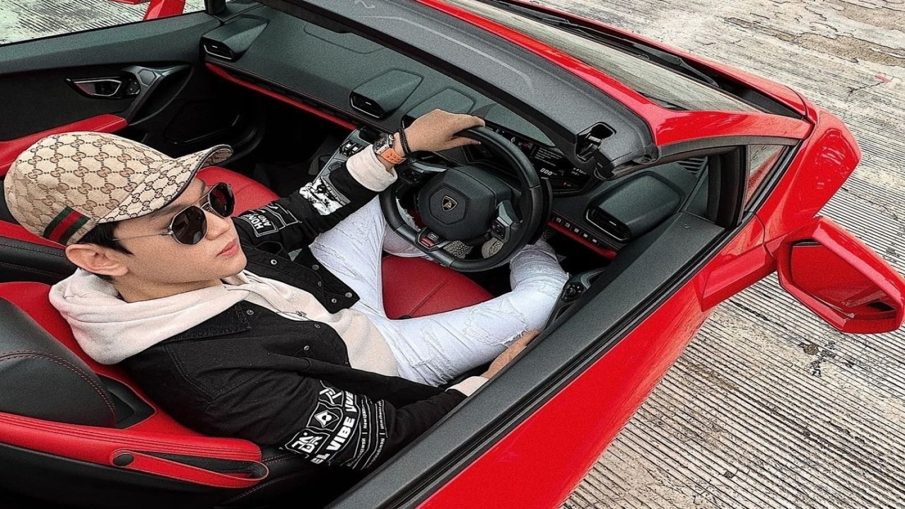 Indra Kenz dengan mobil mewahnya/ist