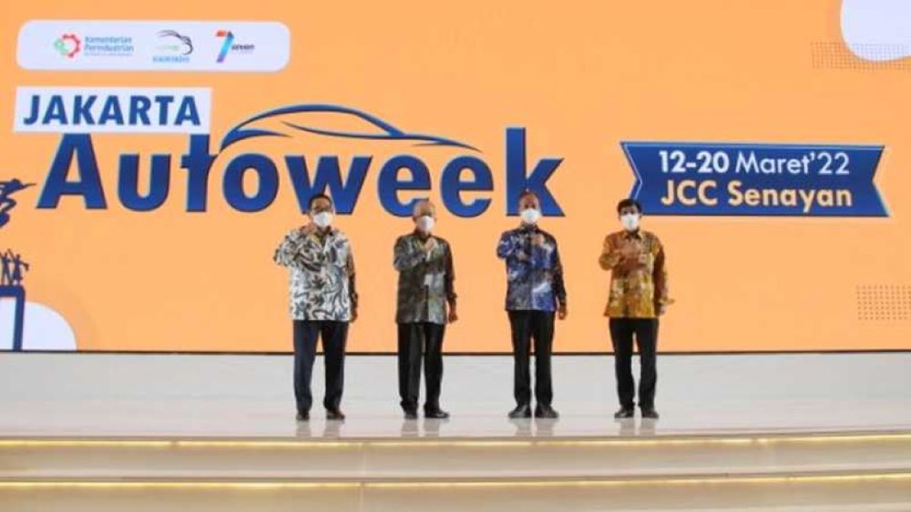 Jakarta Auto Week 2022 resmi dibuka Menperin Agus Gumiwang Kartasasmita. (Seven-Event)