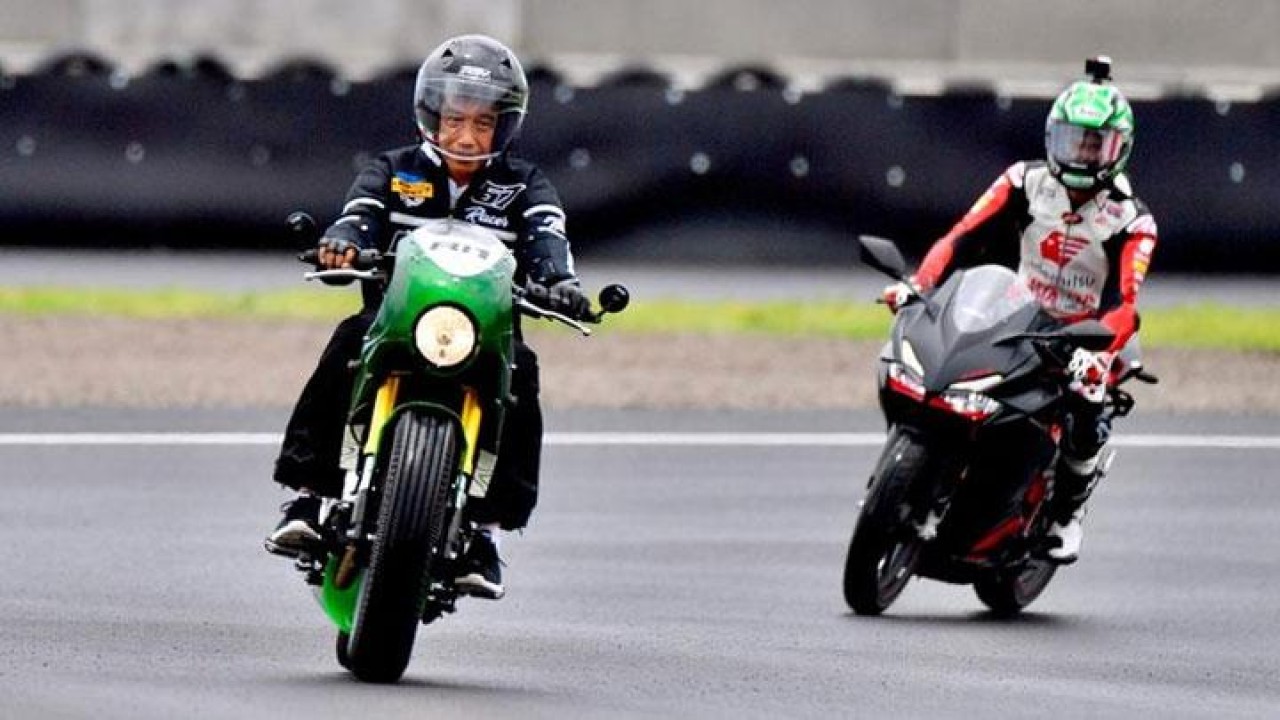 Jokowi saat menjajal Sirkuit Mandalika. (Antara)