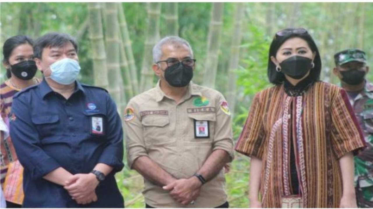 Ketua Dekranasda NTT, Julie Laiskodat (Kanan) saat mengunjungi perusahaan bambu di Kabupayen Ngada. Foto (istimewa)