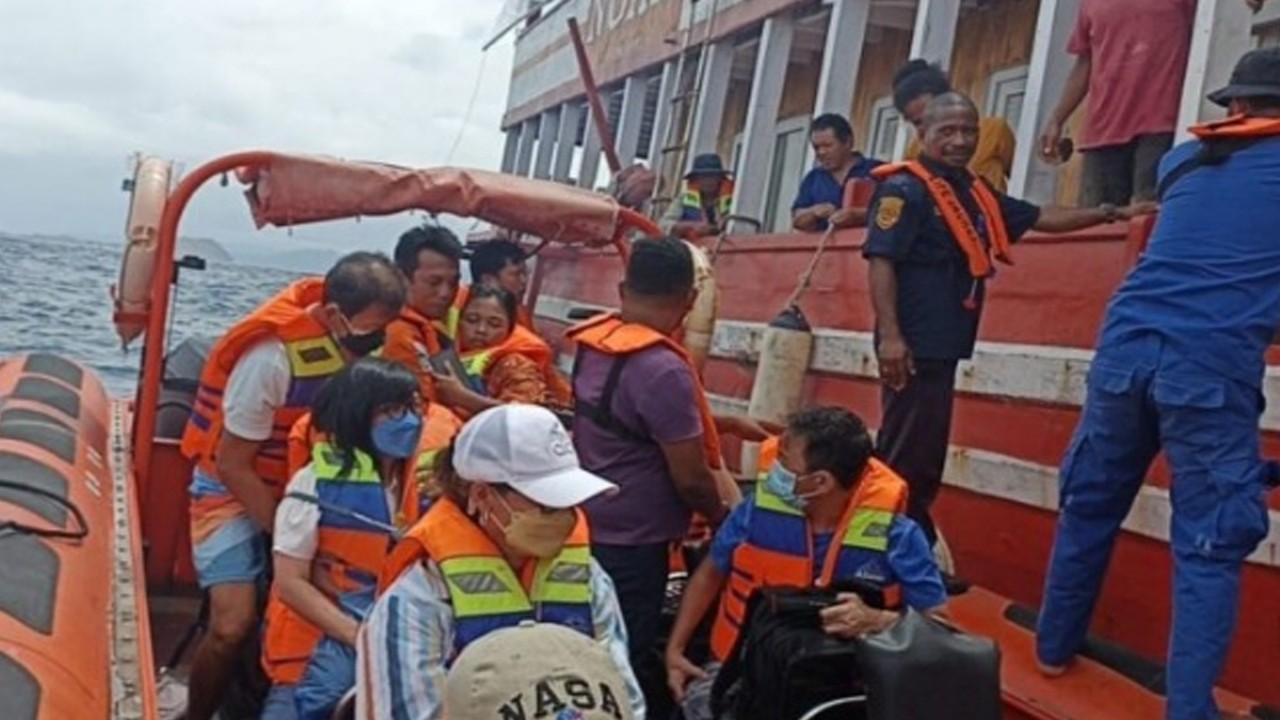 Tim SAR Gabungan saat mengevakuasi para penumpang kapal wisata Noah Komodo. Foto (istimewa)