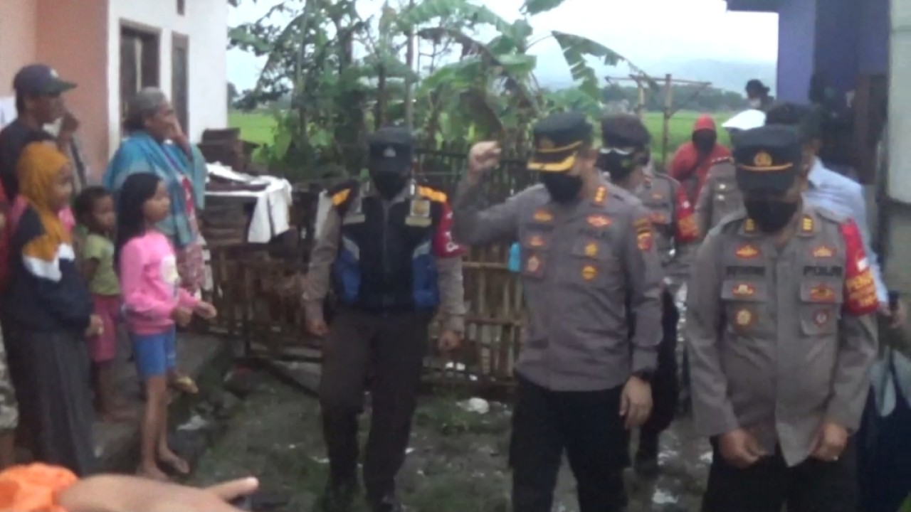 Kapolresta Bandung Kombes Pol Kusworo Wibowo memberikan semangat pada warga agar mau di vaksin. Foto: Saifal