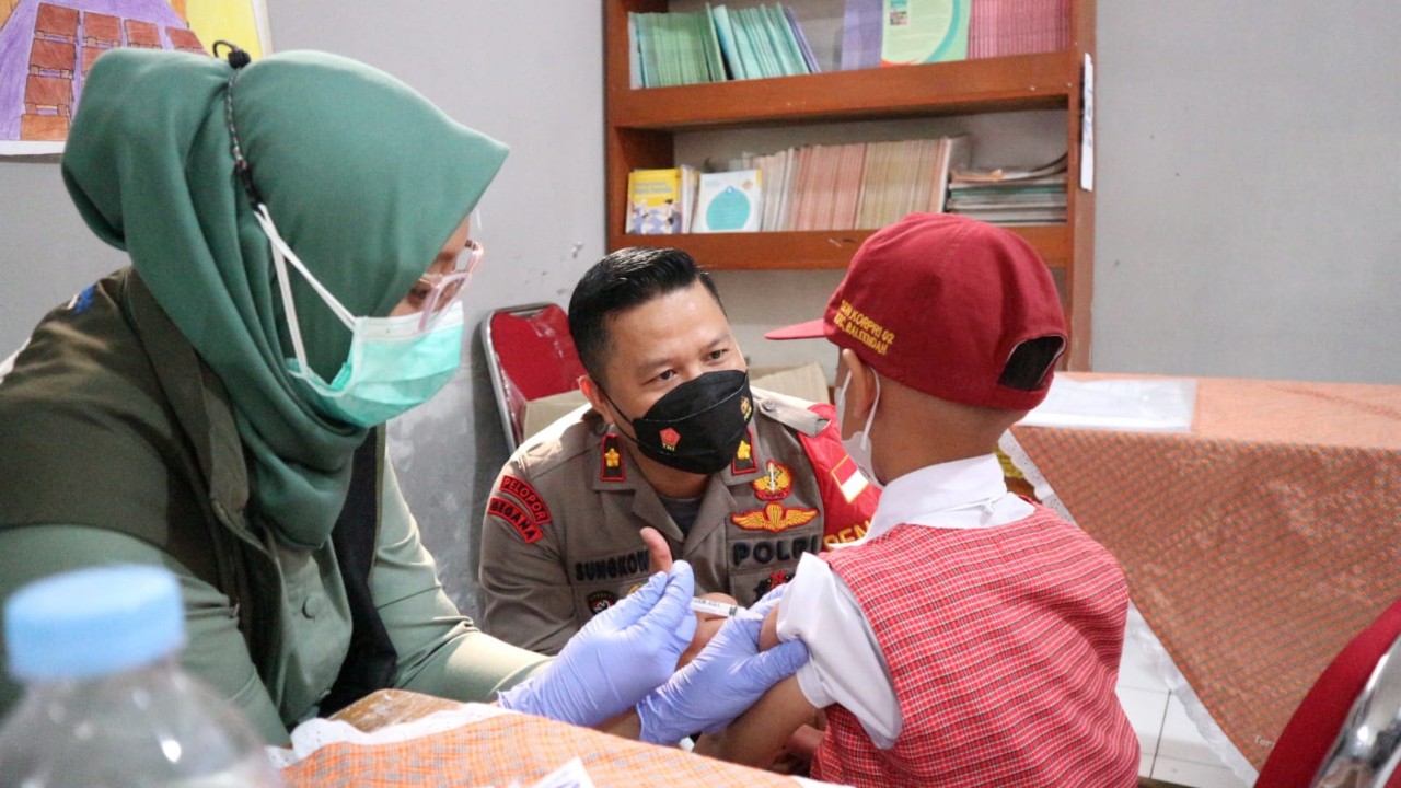 Kapolsek Baleenda Kompol Sungkowo meninjau vaksinasi. (Foto/ Istimewa)