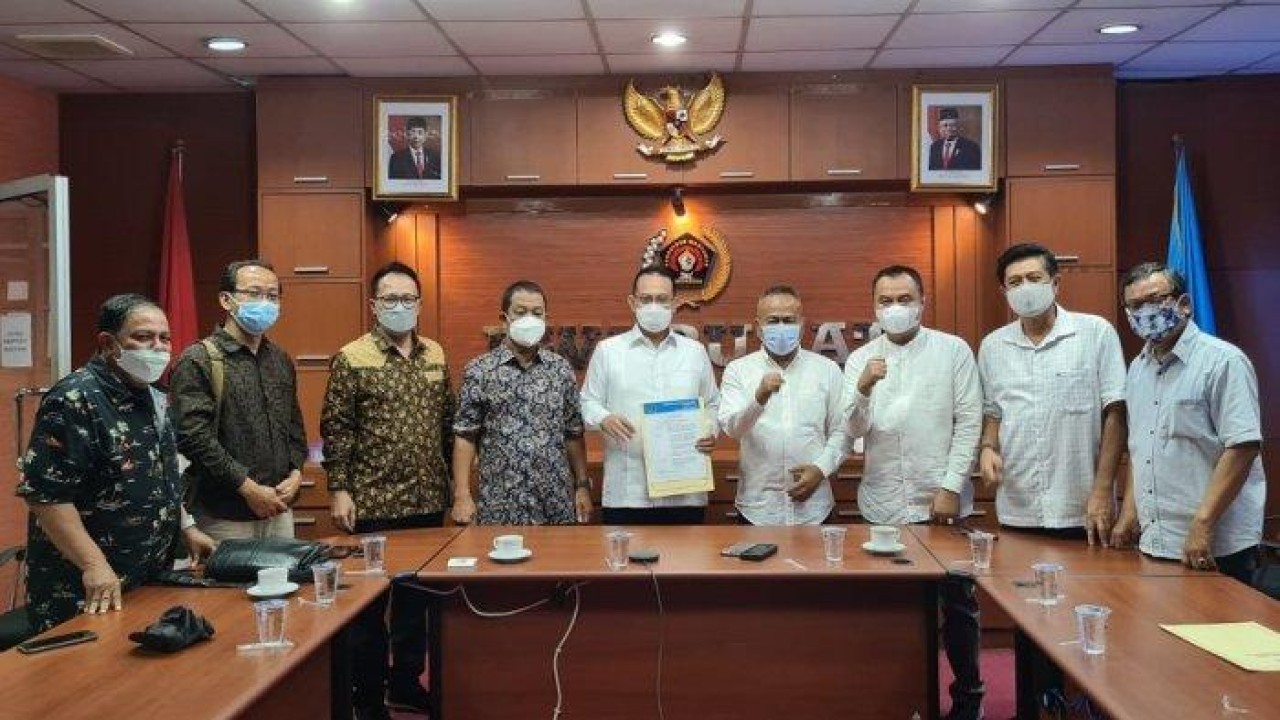 Ketua PWI Pusat Atal S Depari dan Ketua PWI Sumut Farianda Putra Sinik diabadikan usai penyerahan SK Penetapan Sumut jadi tuan rumah HPN 2023. (Foto: Dok PWI Pusat)