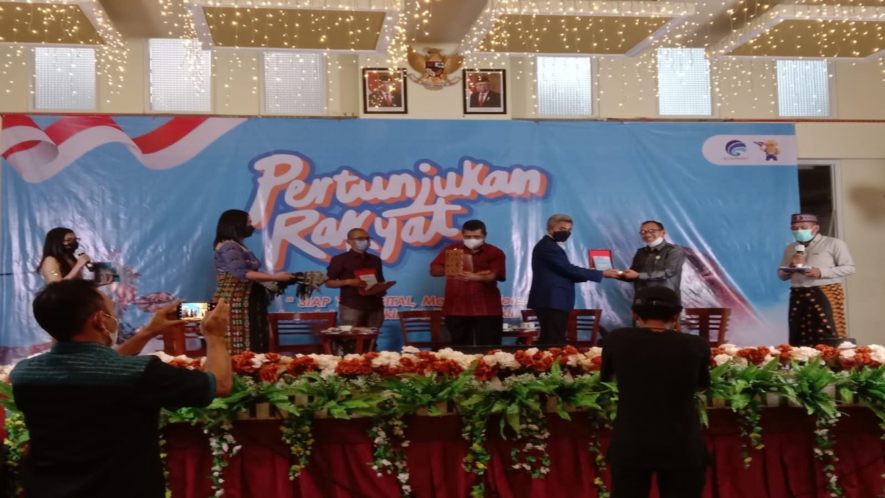 Kemkominfo RI menggelar kegiatan virtual pertunjukan rakyat dengan tema "Siap TV Digital, Menuju Indonesia Terkoneksi, Semakin Digital Semakin Maju" di Ruteng, Kabupaten Manggarai, Kamis (24/3/2022). Foto (Istimewa)