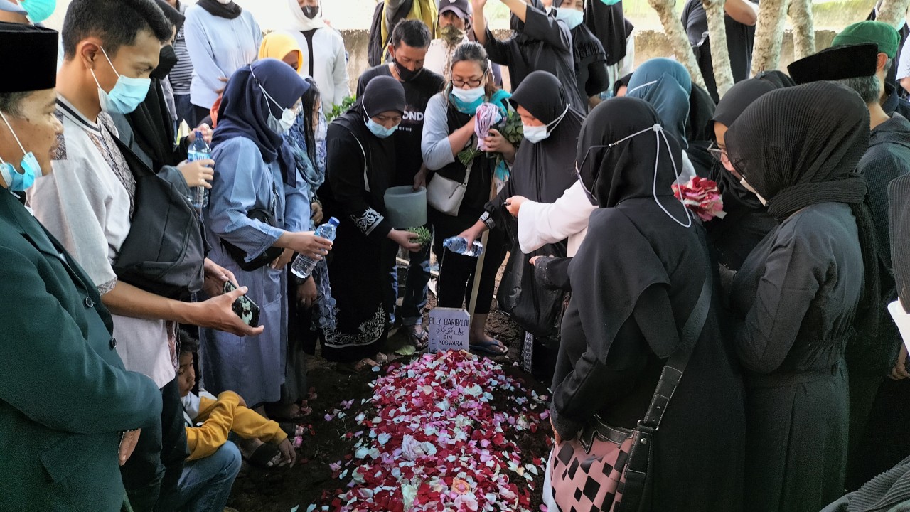 Suasana pemakaman korban KKB di Bandung. Foto: Saifal