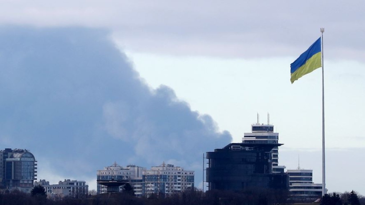 Asap membubung di langit ibukota Ukraina, Kiev, pada 27 Februari. (Lu Jinbo/Xinhua)