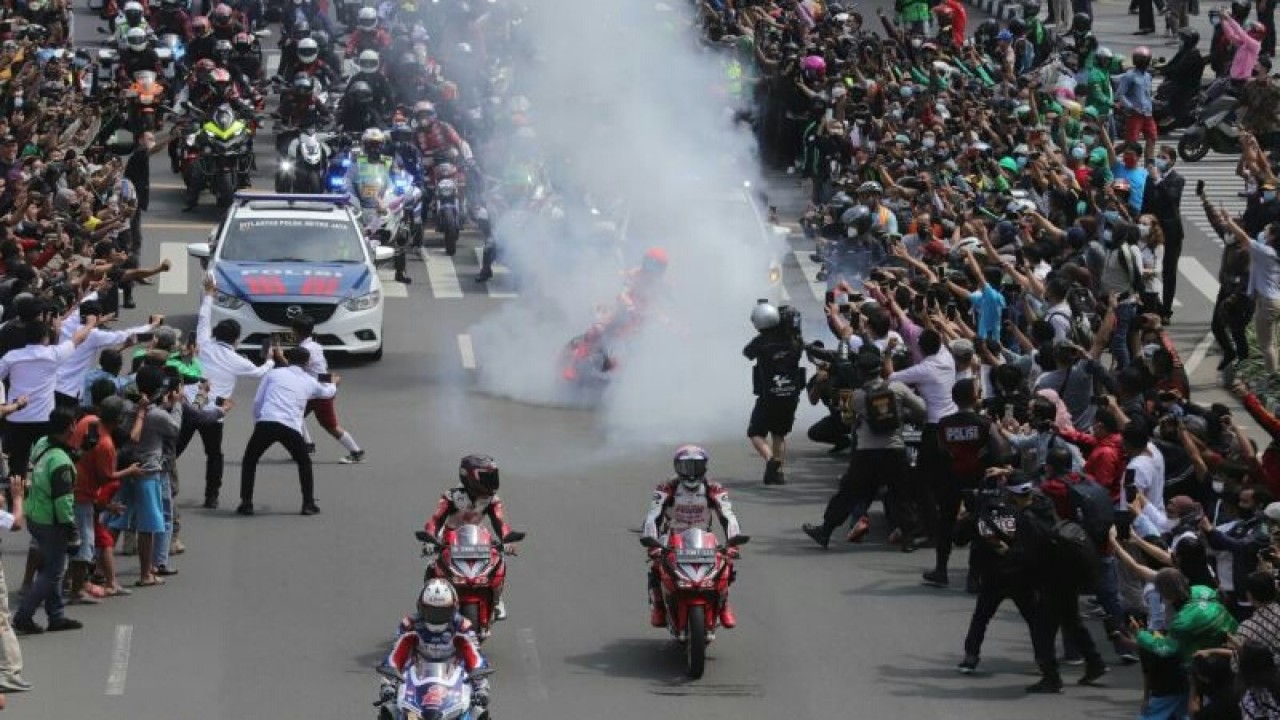Marc Marquez saat melakukan aksi burnout. (Okezone)
