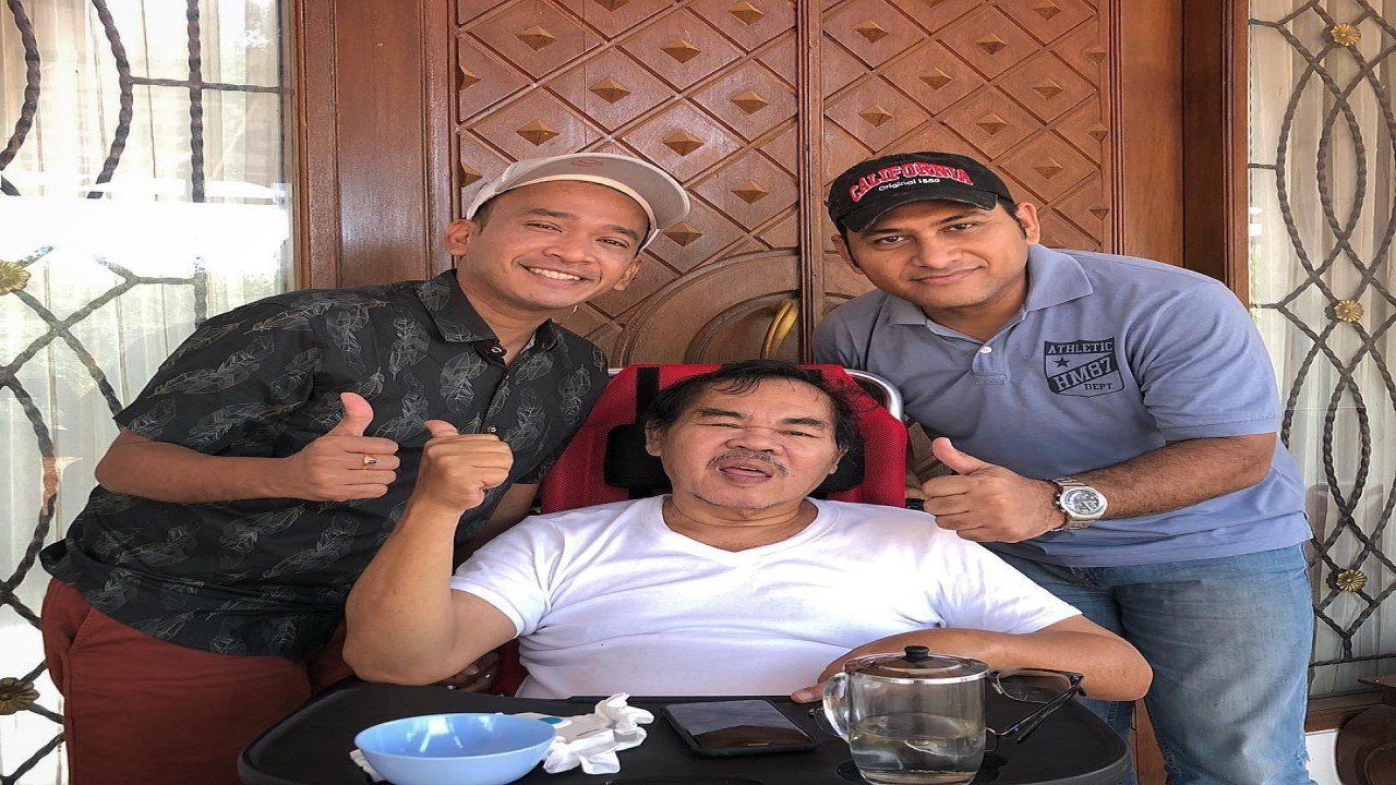 Mat Solar (tengah) saat dikunjungi rekan-rekannya sesama selebriti/ist