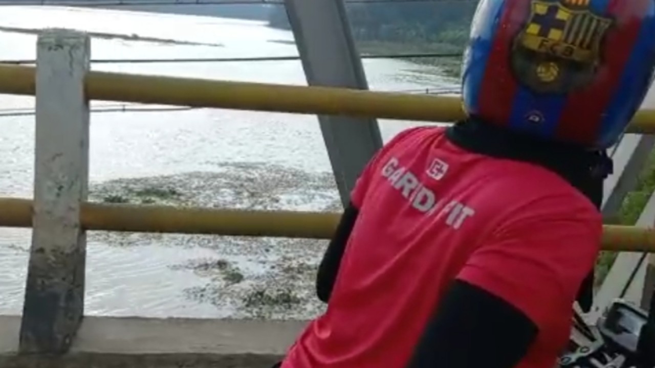 Penemuan mayat dibawa jembatan. Foto: Saifal Ode