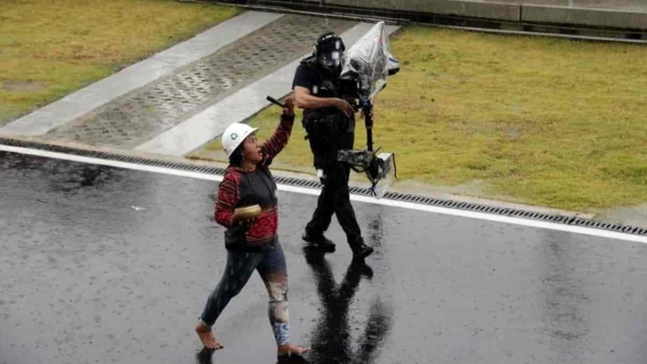Mbak Rara sedang melakukan ritual menangkal hujan yang mengguyur Sirkuit Mandalika/ist