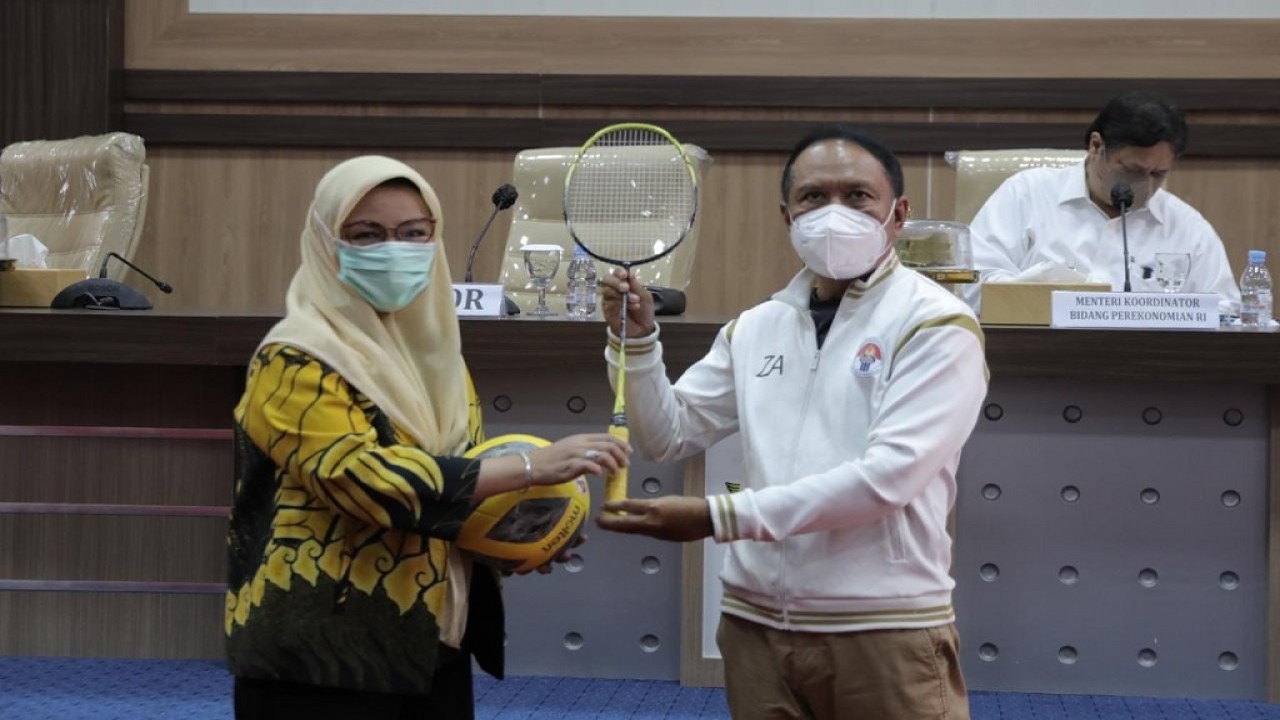 Menpora Berikan Bantuan Peralatan Olahraga