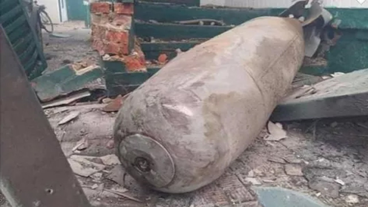 Menteri Luar Negeri Dmytro Kuleba posting gambar bom di Twitter. (Daily Star)