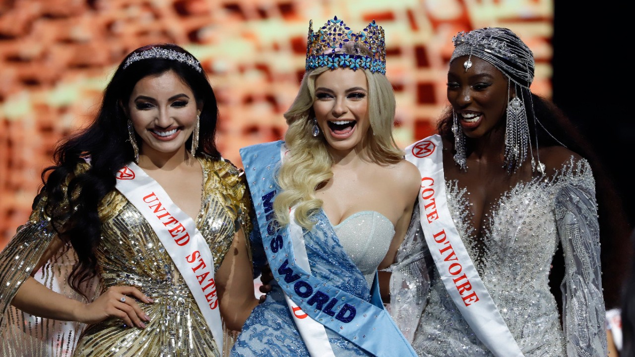 Miss World 2021 asal Polandia Karolina Bielawska (tengah) diapit runner up pertama dan kedua. (larazone.es)