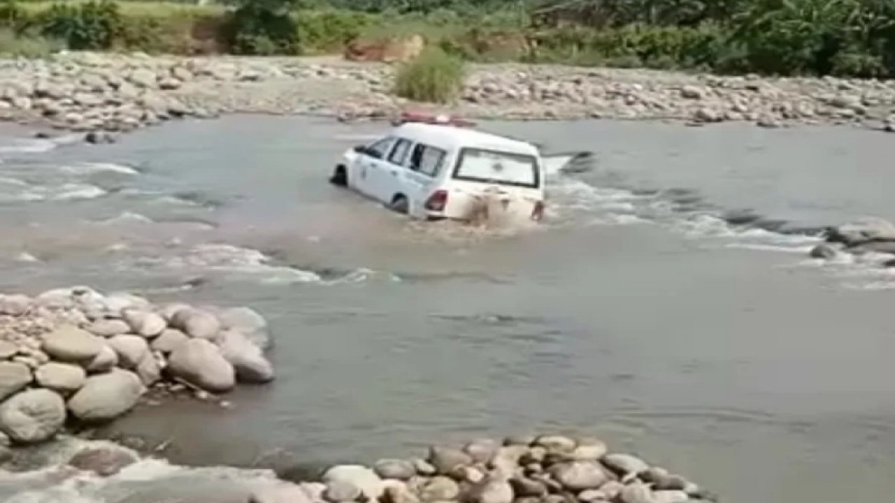 Mobil Ambulance milik Puskesmas Lalang mogok di kali wae musur. Foto (istimewa)