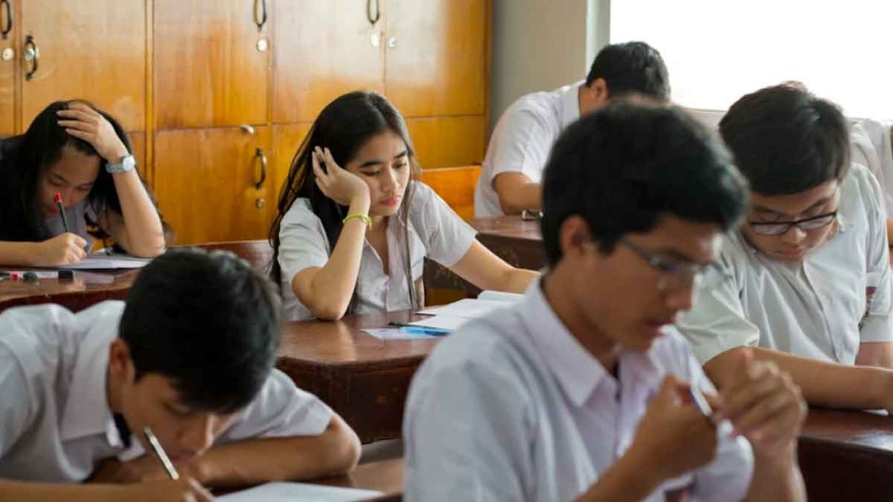 Para siswa sidang serius menjawab tugas-tugas ujian/ist