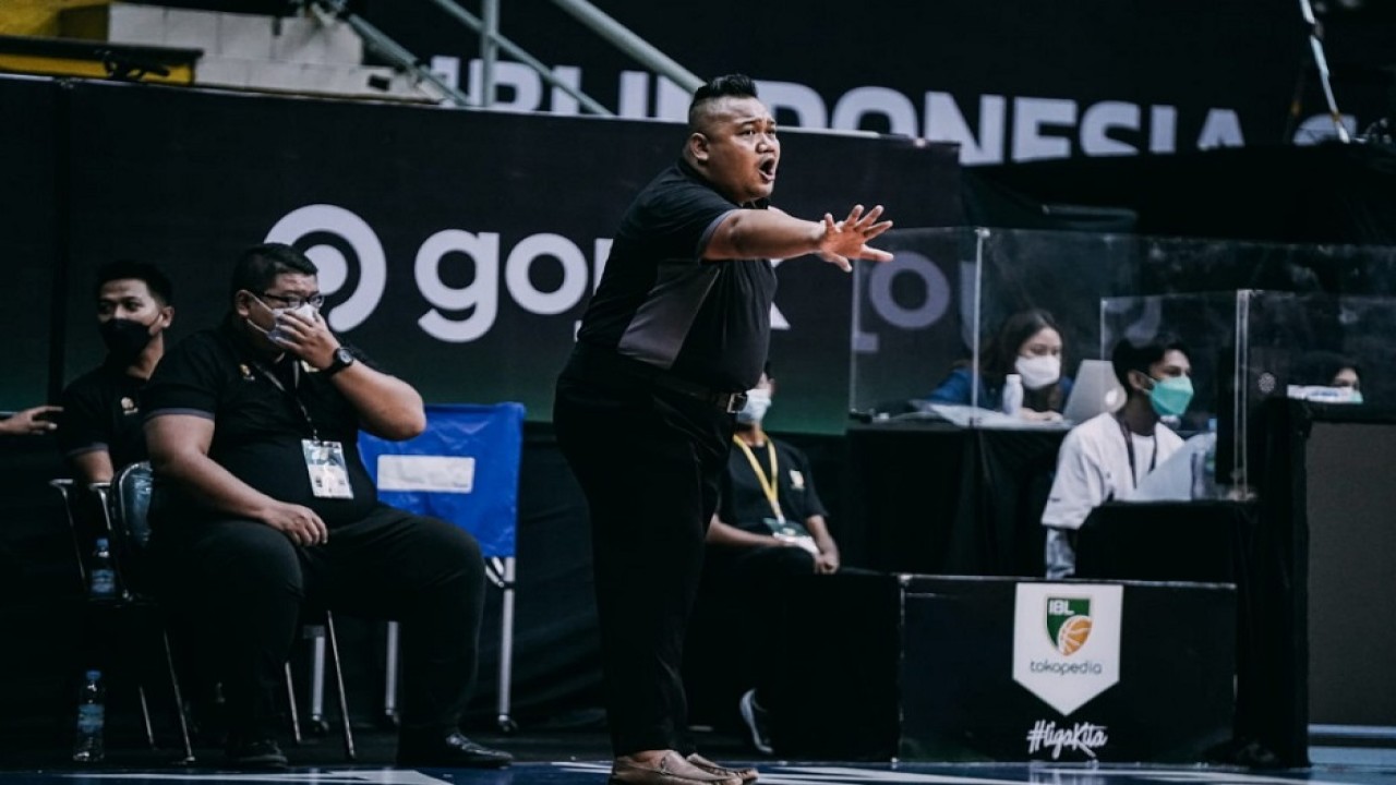 Pelatih Dewa United Surabaya Andika 'Bedu' Saputra