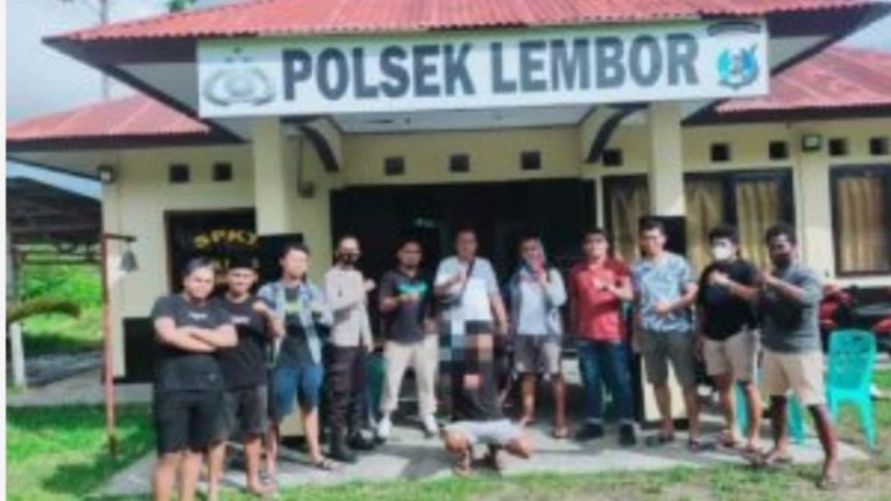 Terduga pelaku pencurian 12 unit handphone saat diamankan di Polsek Lembor. Foto (istimewa)