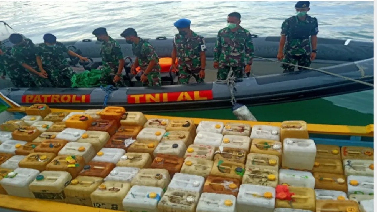 Barang bukti berupa jerigen yang berisikan minyak tanah yang hendak diselundupkan ke Bima, NTB. Foto (istimewa)