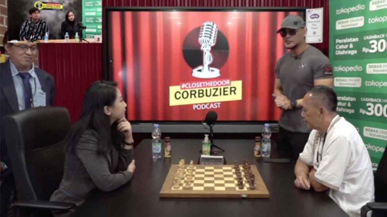 Pertandingan catur GM Irene Kharisma Sukandar (kiri) vs Dewa Kipas/ist