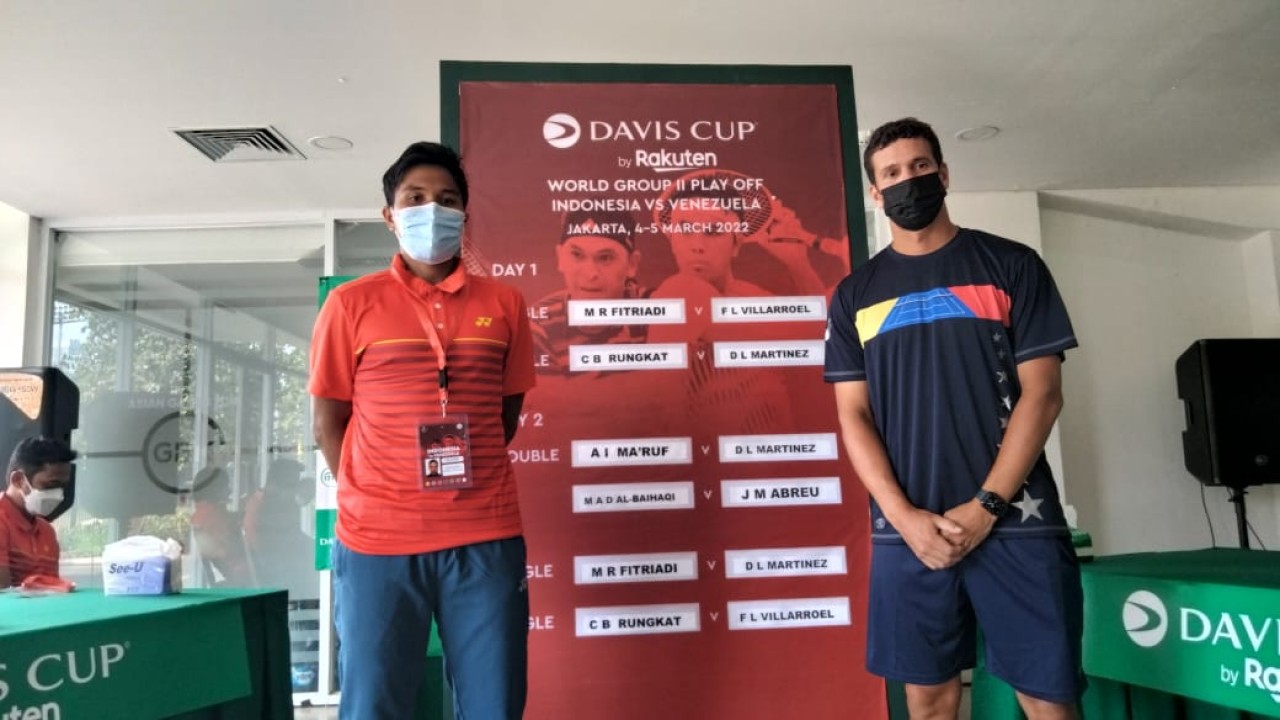 Petenis Indonesia M Rifqi Fitriadi (kiri) akan menghadapi petenis Venezuela Fransesco Lamas/ist