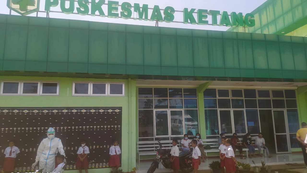 Petugas Kesehatan Puskesmas Ketang sedang melakukan rapid tes antigen kepada siswa SDN Ketang. Foto (istimewa)