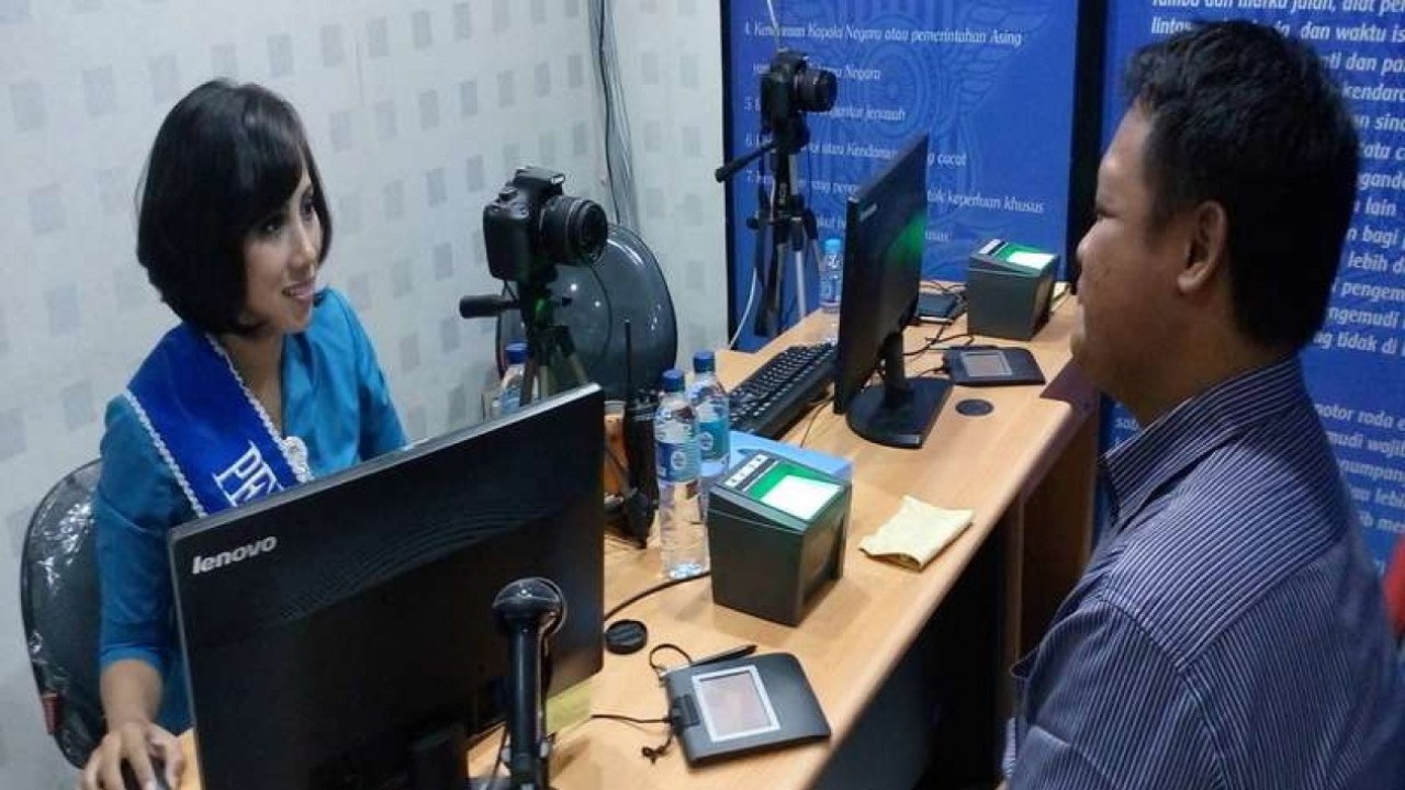 Petugas sedang melayani masyarakat yang ingin membuat SIM/ist