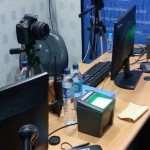 Petugas sedang melayani masyarakat yang ingin membuat SIM-1646294906