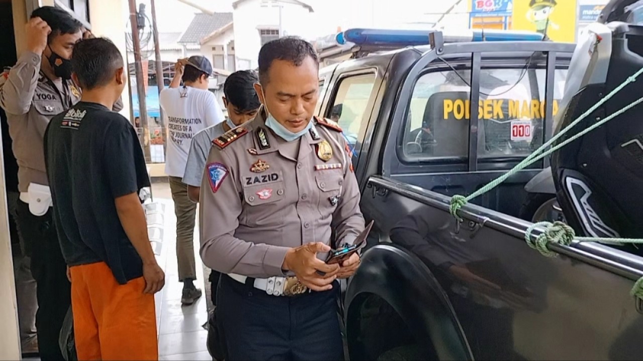 Kanit Gakkum Polresta Bandung saat mendatangi Polsek Margaasih, Jumat, (04/03/22). Foto: Saifal