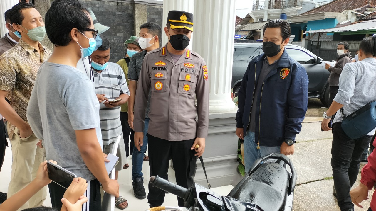Kapolresta Bandung Kombes Pol Kusworo Wibowo memberikan sepeda motor pada korban Curanmor. Foto: Saifal