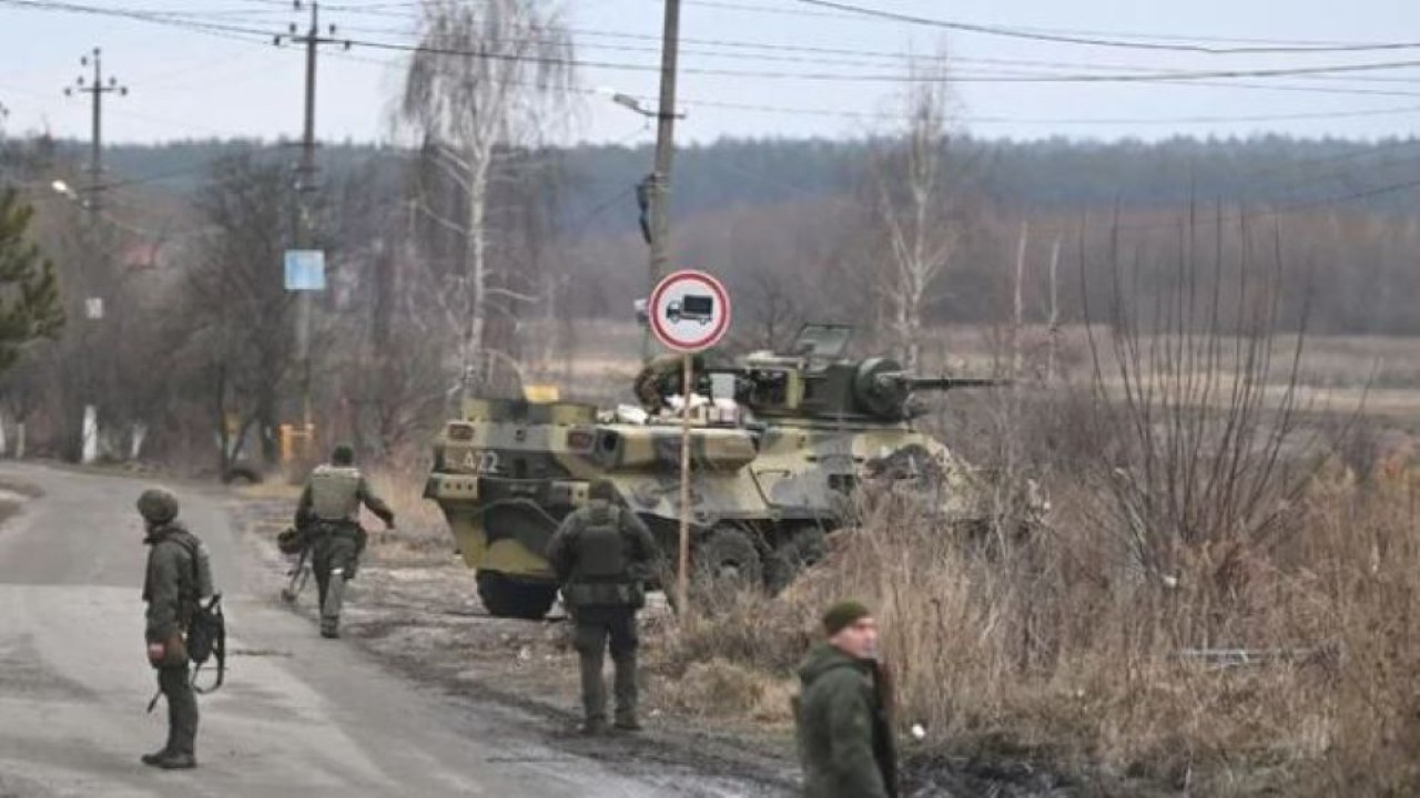 Serangan udara Rusia menghantam instalasi militer di seluruh Ukraina pada hari pertama. (NDTV)