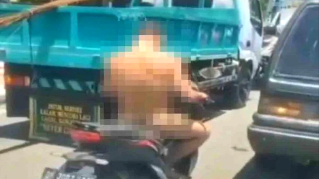 Pria ini telanjang naik motor/net